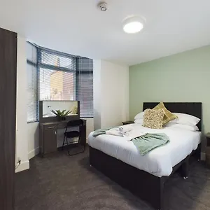Six Bedroom - Train Station & Town Centre Location! Holiday home